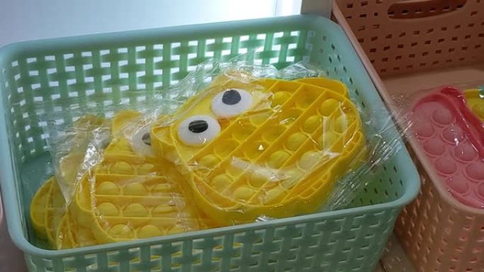 一盒黄色猫头鹰设计的塑料包装中的流行产品