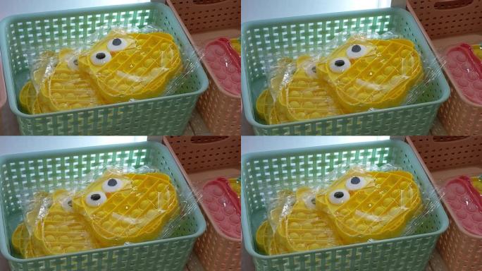 一盒黄色猫头鹰设计的塑料包装中的流行产品