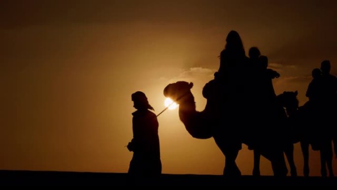 沙漠中的骆驼骑行