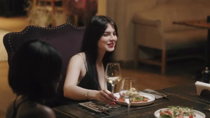 快乐的年轻女性在餐厅用餐和喝酒，老朋友好朋友的聚会
