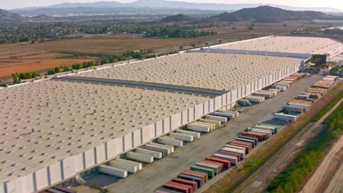 加利福尼亚州莫雷诺谷的空中大型仓库