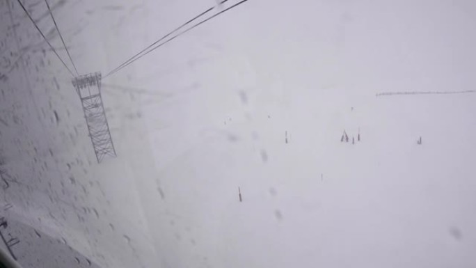 玻璃缆车的鸟瞰图在许多滑雪者92的斜坡上由金属支柱支撑的电缆上下降