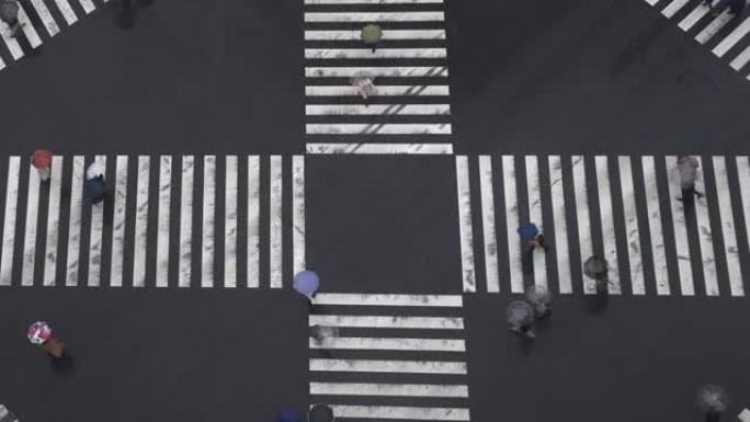 日本东京市雨天，4k高视角人群穿过人行横道