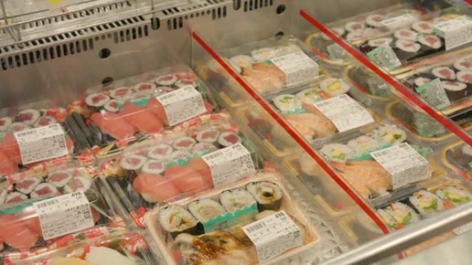 杂货商冷藏区的寿司
