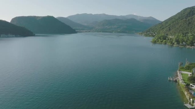 夏季晴天，高山湖被群山环绕