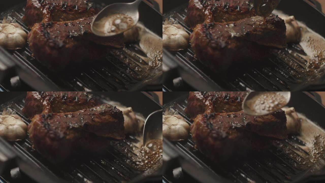 烤盘上的牛肉烘烤过程。慢动作烧烤牛排，特写。