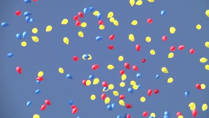 在演示1c期间，红-黄-蓝彩色气球在湛蓝的天空中跳舞