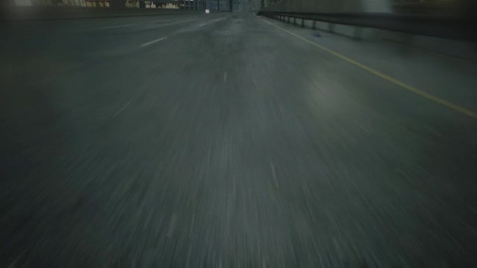 数字城市。雨后汽车或摩托车在高速公路上开得很快。街道雨后早上拍摄湿沥青的特写电影视点
