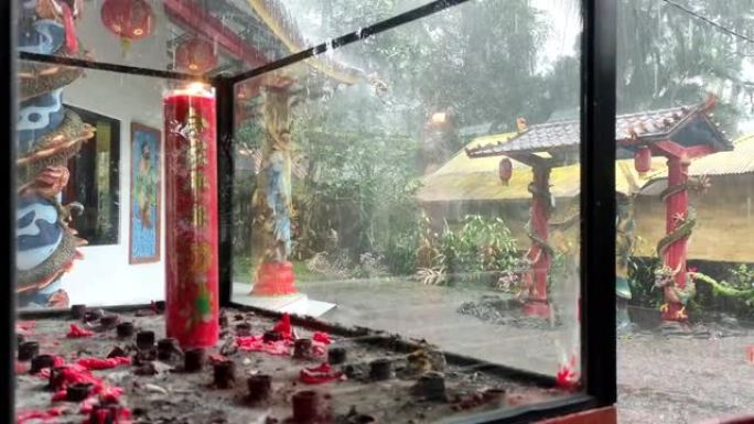 适合农历新年的寺庙下雨时的红色蜡烛飞行