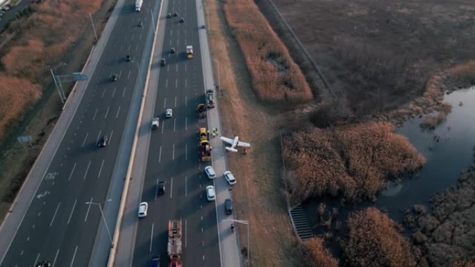 紧急飞机降落在高速公路上。宽无人机射击