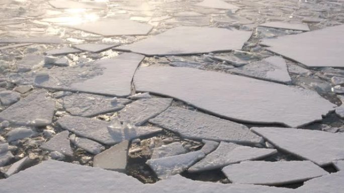冰河。冬季河上的碎冰