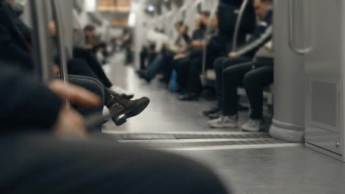SLO MO在地铁上的人的散焦镜头