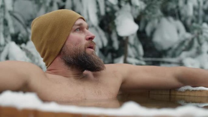 高加索人在户外的冬季洗澡。用8k的红氦相机拍摄