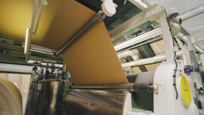 造纸业。纸张在造纸机中自动移动。造纸厂。