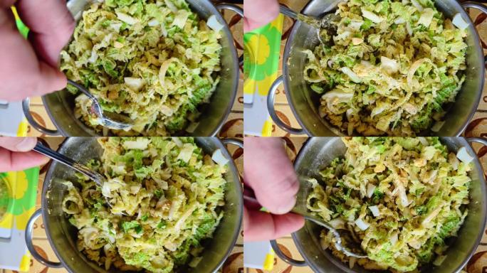新鲜蔬菜沙拉。用勺子搅拌。萨沃伊卷心菜、鸡蛋和豌豆配香料沙拉。