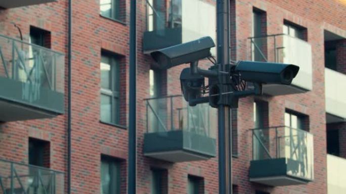 安装在城市街道上的闭路电视摄像机的静态计划。安装在人口稀少的现代欧洲城市中的闭路电视摄像机