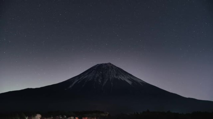 塔努基湖上的富士山，星光灿烂的夜晚，2022年12月31日