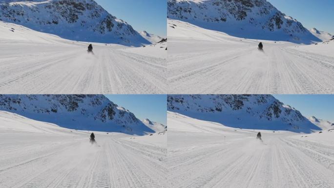 骑雪地摩托穿越北极雪的人