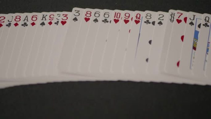 黑色背景上掉落的多色游戏卡