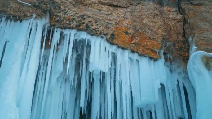 冰罩天花板上悬挂的冰柱碎片。冬日钟乳石在一个僻静的洞穴里。贝加尔湖，俄罗斯，西伯利亚。布里亚特。