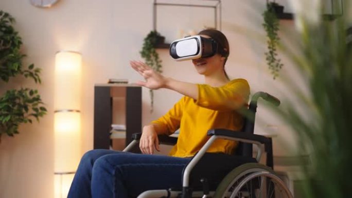 坐在轮椅上的年轻女子戴着VR护目镜，享受虚拟现实训练