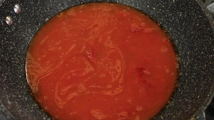 炸番茄酱加入肉末，准备比萨饼和意大利面酱。