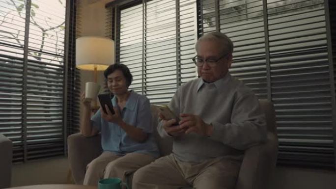 幸福的退休夫妇家庭配偶在家里使用智能手机玩得开心