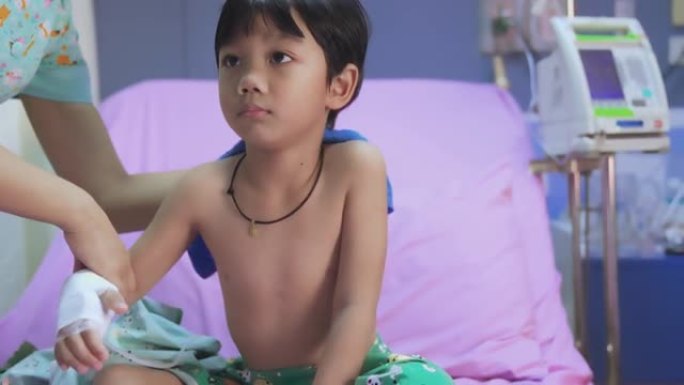 一名亚洲护士将身体擦干给泰国曼谷的耐心男孩
