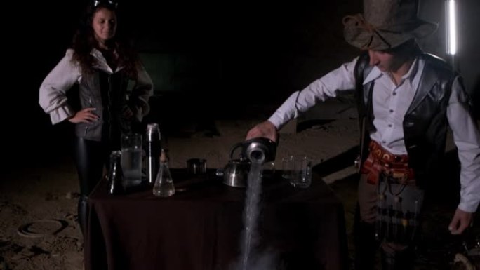 蒸汽朋克。炼金术。一个穿着复古西装和帽子的男人将液氮倒入锅中进行实验。