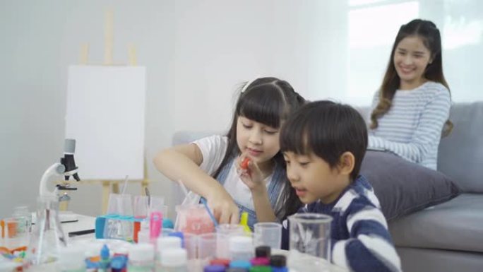 一群亚洲学生的孩子学习，在实验室或实验室学习试管在学校，医学，化学。实验科学。课堂教育。人们的生活方