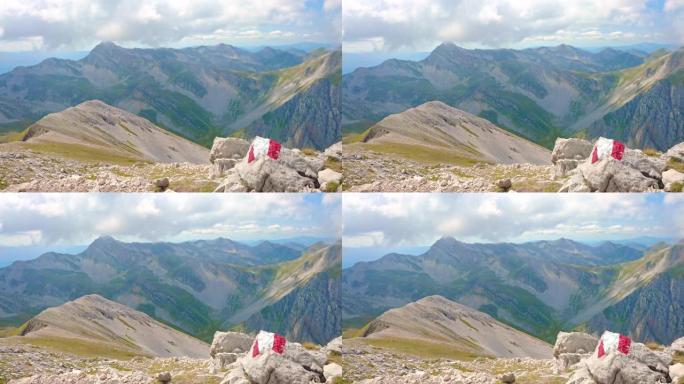 山峰上的大石头上的红色和白色彩绘条纹，徒步旅行的重要标志和游客指示，标志指示有助于人们在高山上不迷路
