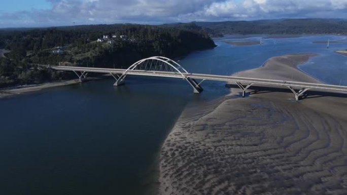反向无人机空中Alsea海湾大桥Waldport俄勒冈海岸太平洋西北
