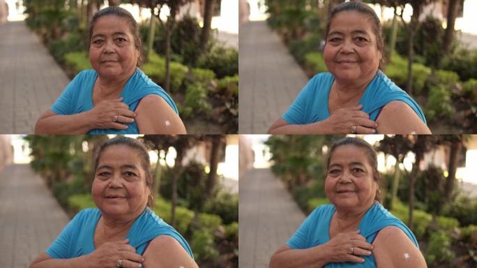 一名接种疫苗的老年妇女的肖像，展示了她在户外打着绷带的手臂