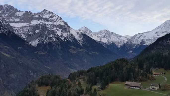 瑞士卢塞恩皮拉图斯山的瑞士阿尔卑斯山景色。天空白灰云的坐骑
