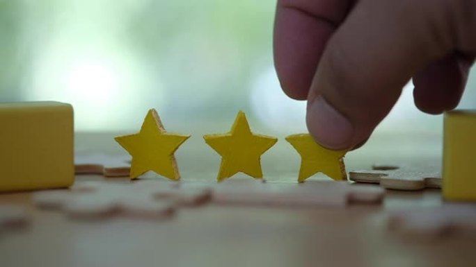 客户给予三星级评价，放黄星，概念客户反馈。客户对服务体验的评价为三星级。信誉排名。