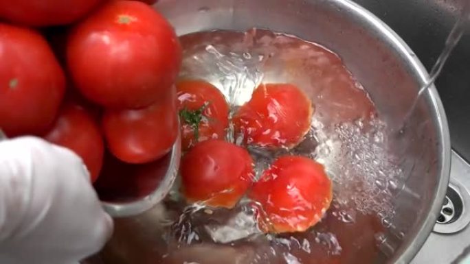 西红柿落入水中，慢动作。
