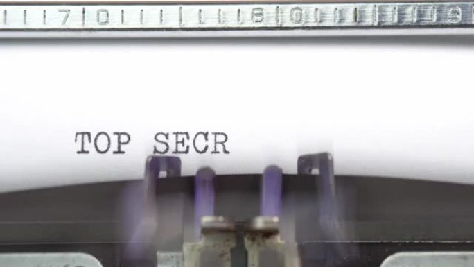 绝密短语特写正在打字和在一张纸上的老式打字机机械