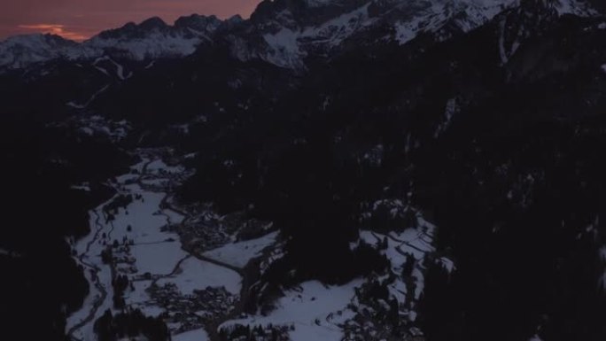 日落时阿尔普山脉和多洛米蒂滑雪胜地鸟瞰图