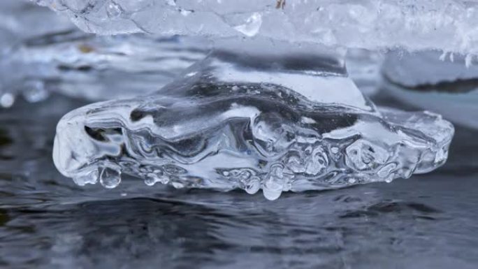 冰冻河流中一条形状精美的冰的特写镜头。