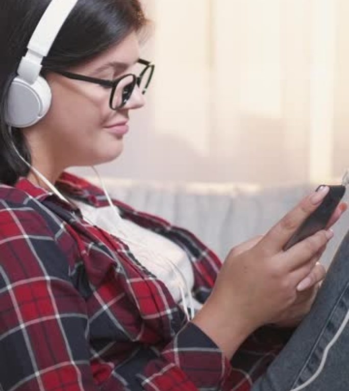 垂直视频音乐应用女人耳机手机