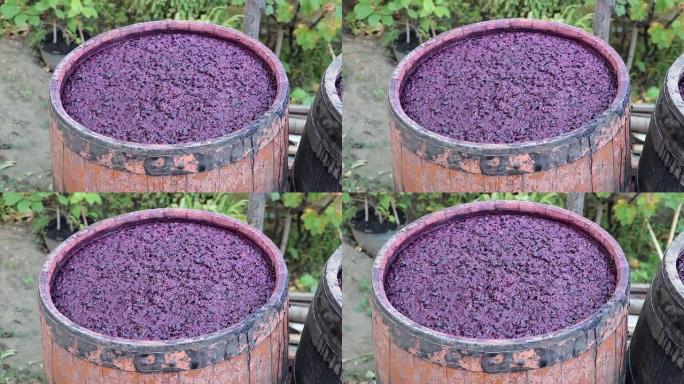 木桶发酵过程中的红酒 -- 酿酒概念