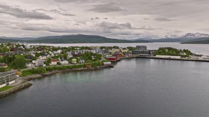 芬兰挪威v3低立交桥小镇中心捕捉斯堪的纳维亚住宅，周围是壮观的峡湾，北部自然景观景观-拍摄与Mavi