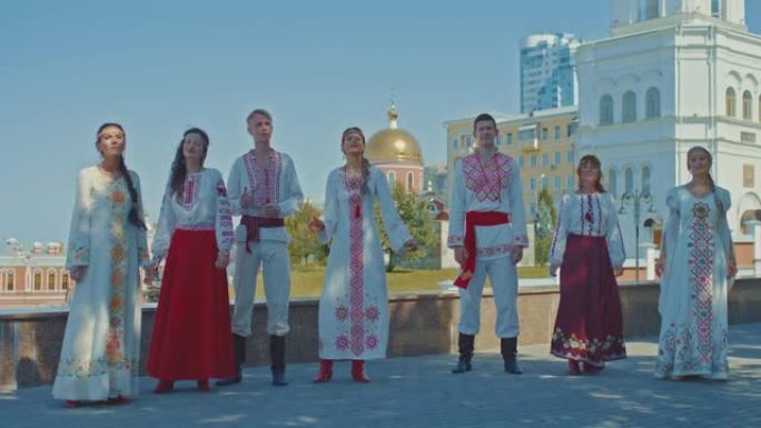 乌克兰人在城市的街道上唱歌，穿着民俗服装的男人和女人微笑着享受生活。乌克兰人民快乐，人民和国家的友谊