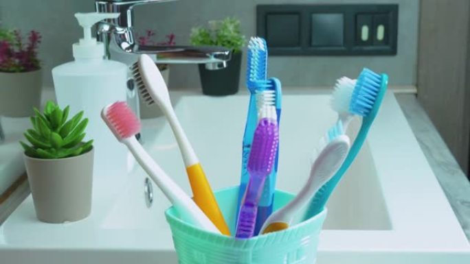 浴室转盘上的篮子里有很多牙刷。牙科保健。牙刷的旋转。牙齿清洁