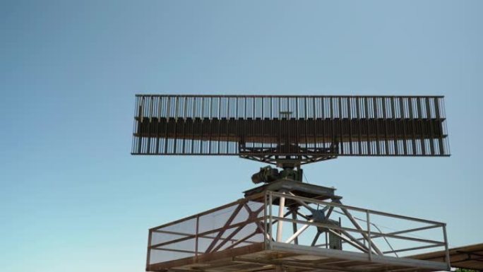 工业军用雷达，用于发射和接收信号，以及监控军用飞机的起飞和降落特写。蓝光天空