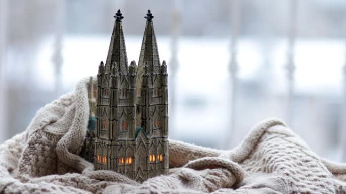 哥特式大教堂形状的纪念品灯笼包裹在针织毛衣中