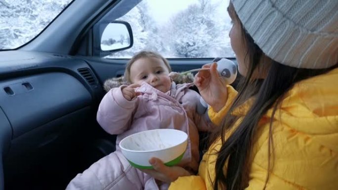 母亲用健康的酸奶水果泥喂养婴儿。素食中的维生素和铁。寒假。