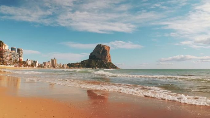 西班牙科斯塔布兰卡的卡尔佩城和佩农德伊法奇。地中海惊人的海景，背景是岩石悬崖。美丽的自然景观