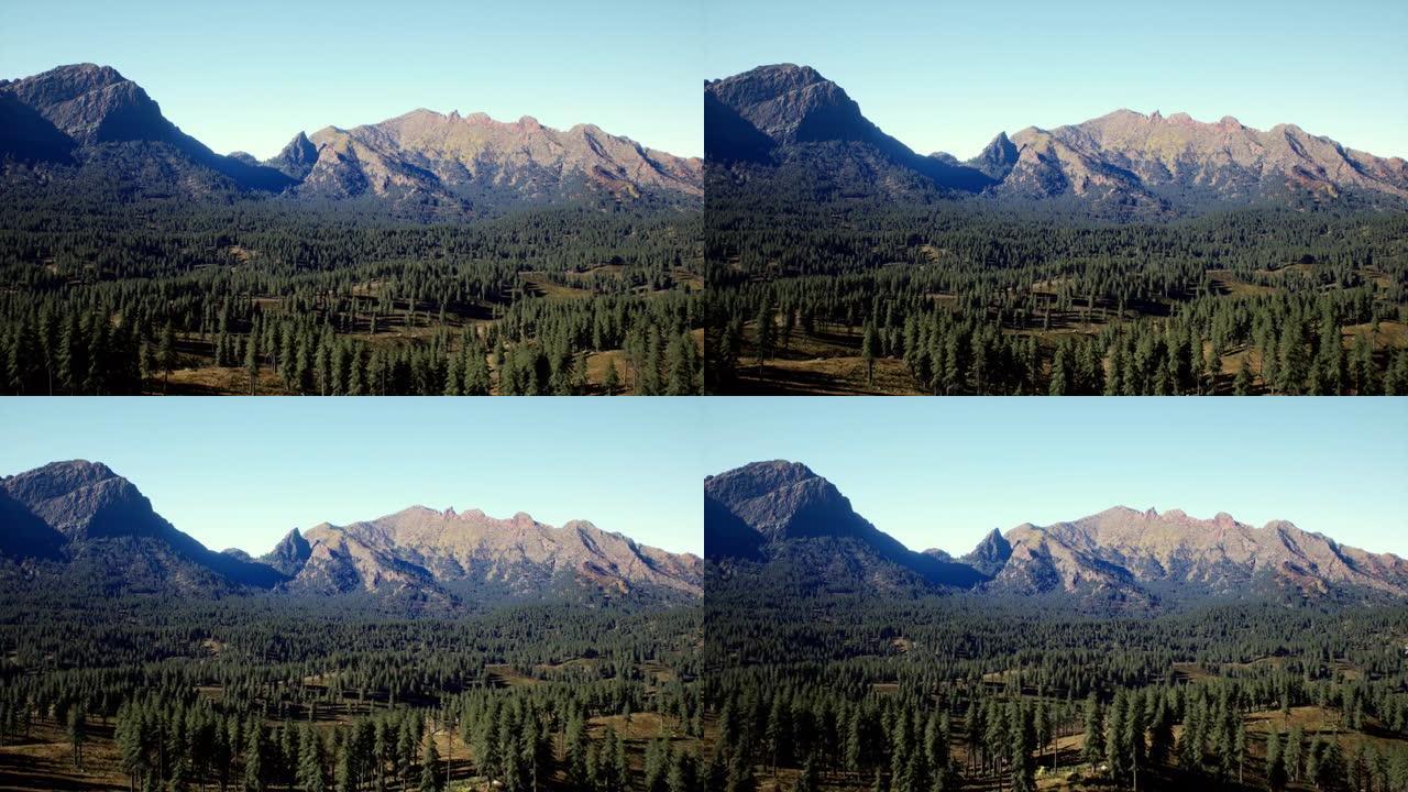 夏季的喀斯喀特山和周围的加拿大落基山脉