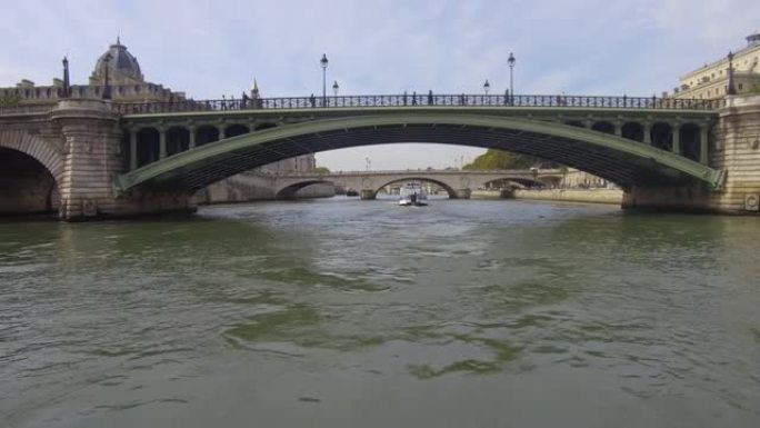 在巴黎圣母桥下经过